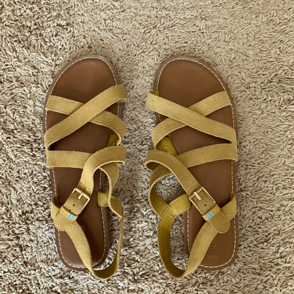 TOMS women’s sandals (size 8)